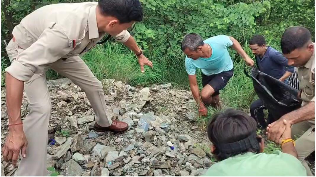 देवप्रयाग-पौड़ी मार्ग पर दर्दनाक हादसा, 250 मीटर गहरी खाई में गिरी बोलेरो, 5 की मौत
