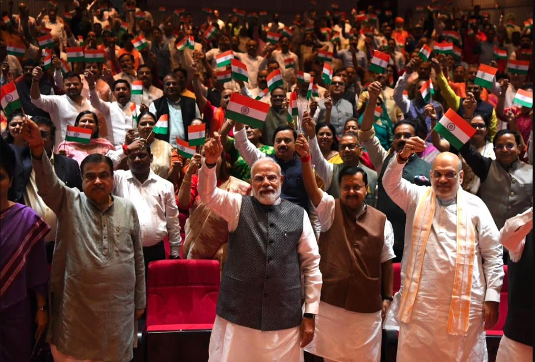 पीएम मोदी समेत NDA सांसदों ने लहराया तिरंगा, झारखंड छात्र प्रदर्शन पर संसद में प्रदर्शन
