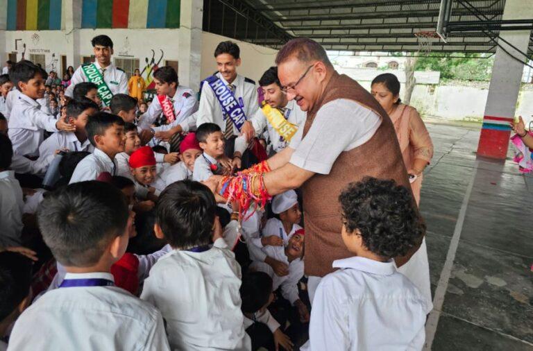 नन्हे-मुन्ने बच्चों संग कैबिनेट मंत्री गणेश जोशी ने मनाया रक्षाबंधन
