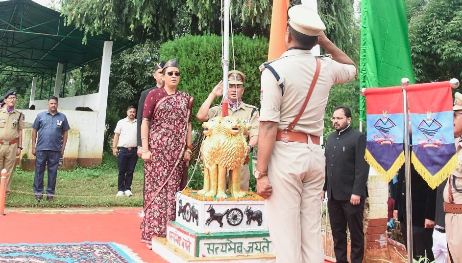 पिथौरागढ़ के मिनी स्टेडियम में प्रभारी मंत्री रेखा आर्या ने किया ध्वजारोहण