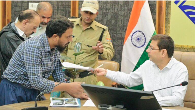 समाधान दिवस में 102 शिकायतें दर्ज, अधिकारियों को समयबद्ध निस्तारण के निर्देश