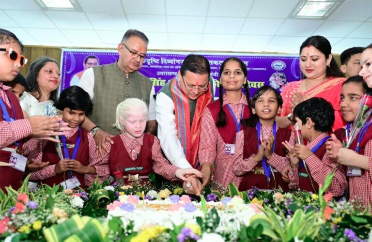 जन्मदिन पर दिव्यांग बच्चों के बीच पहुंचे सीएम धामी, केक काटकर साझा कीं खुशियां