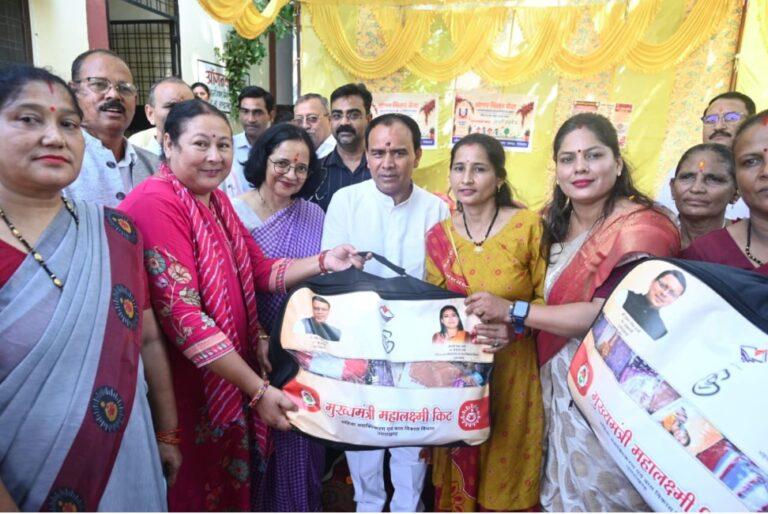 टॉपर छात्र-छात्राओं को सरकार देगी लैपटॉप, डिग्री कॉलेज में प्रवेश पर मिलेंगे 51 हजार