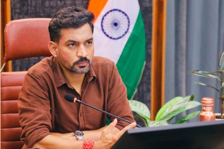 जर्जर भवनों का होगा सर्वे, डीएम ने अधिकारियों को दिए सख्त निर्देश
