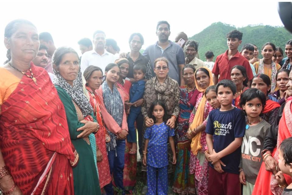 वड्यूड़ा गांव पहुंचीं मंत्री रेखा आर्या, पीड़ित परिवार जनों से की मुलाक़ात, दिया हर संभव मदद का भरोसा