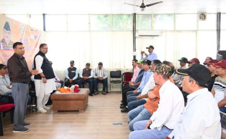 सैनिक कल्याण मंत्री गणेश जोशी से पूर्व सैनिक संगठनों के पदाधिकारियों एवं पूर्व सैनिकों ने की भेंट